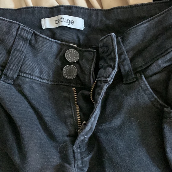 skinny jeans, nice fit but has 4 rips in it - Picture 4 of 4